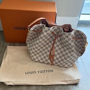 LOUIS VUITTON
Damier Azur Girolata